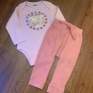 Girls old navy outfit 12-18m